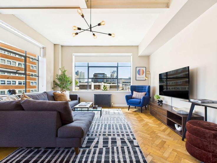 Elegante sala de estar con mobiliario moderno en un apartamento en Building East Road - belondon - 1407009 en London Borough of Hackney, London
