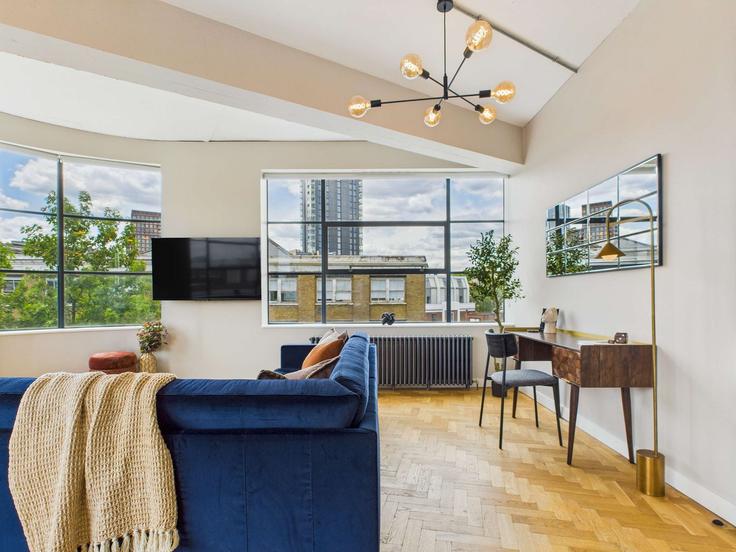 Elegante sala de estar con mobiliario moderno en un apartamento en Building East Road - belondon - 1329005 en London Borough of Hackney, London Elegante sala de estar con mobiliario moderno en un apartamento en Building East Road - belondon - 1329005 en London Borough of Hackney, London