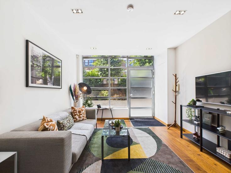 Elegante sala de estar con mobiliario moderno en un apartamento en Building Bayham Street - belondon - 1407008 en London Borough of Camden, London