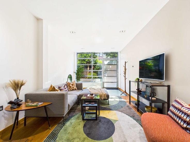 London London Borough of CamdenのBuilding Bayham Street - belondon - 1407004のアパートメントにある、モダンな家具を備えたエレガントなデザインのリビングルーム London London Borough of CamdenのBuilding Bayham Street - belondon - 1407004のアパートメントにある、モダンな家具を備えたエレガントなデザインのリビングルーム