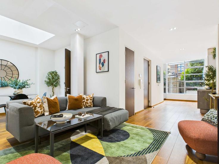 Sala de estar elegantemente projetada com móveis modernos em um apartamento no Building Bayham Street - belondon - 1325625 em London Borough of Camden, London Sala de estar elegantemente projetada com móveis modernos em um apartamento no Building Bayham Street - belondon - 1325625 em London Borough of Camden, London