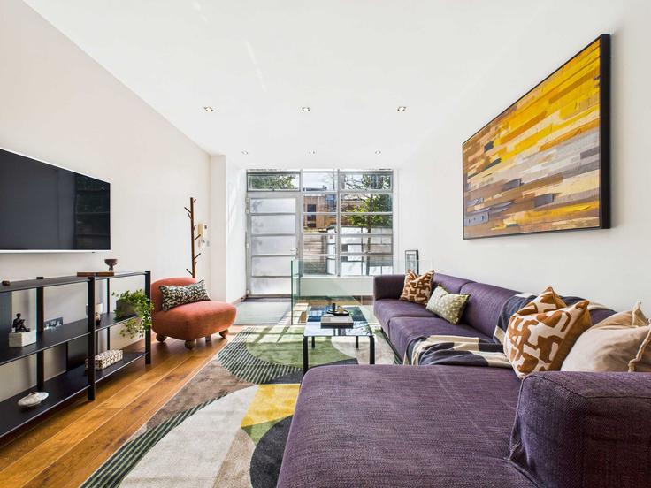 Sala de estar elegantemente projetada com móveis modernos em um apartamento no Building Bayham Street - belondon - 1407012 em London Borough of Camden, London Sala de estar elegantemente projetada com móveis modernos em um apartamento no Building Bayham Street - belondon - 1407012 em London Borough of Camden, London