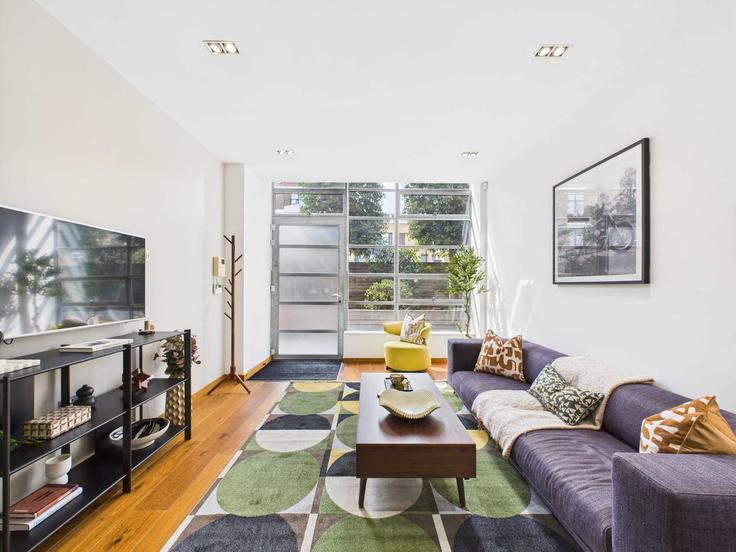 Elegante sala de estar con mobiliario moderno en un apartamento en Building Bayham Street - belondon - 1407000 en London Borough of Camden, London