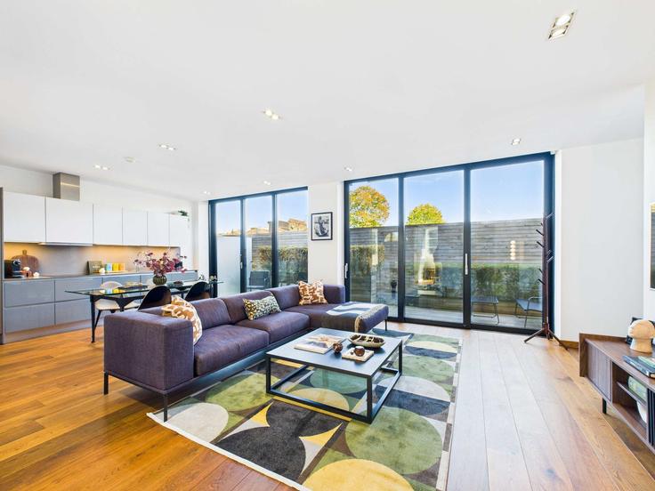 Elegant gestaltetes Wohnzimmer mit moderner Einrichtung in einer Wohnung im Building Bayham Street - belondon - 1329001 in London Borough of Camden, London Elegant gestaltetes Wohnzimmer mit moderner Einrichtung in einer Wohnung im Building Bayham Street - belondon - 1329001 in London Borough of Camden, London