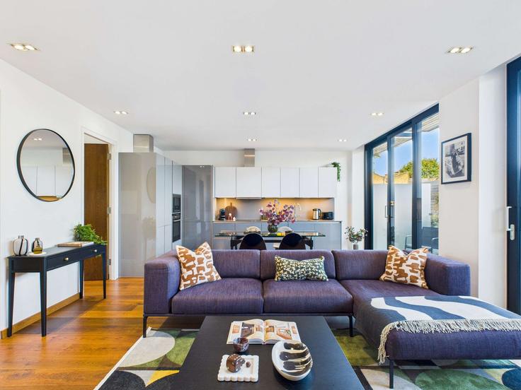 London London Borough of CamdenのBuilding Bayham Street - belondon - 1329001のアパートメントにある、モダンな家具を備えたエレガントなデザインのリビングルーム London London Borough of CamdenのBuilding Bayham Street - belondon - 1329001のアパートメントにある、モダンな家具を備えたエレガントなデザインのリビングルーム