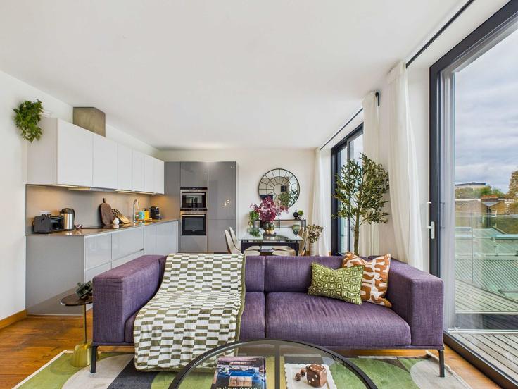 London London Borough of CamdenのBuilding Bayham Street - belondon - 1335269のアパートメントにある、モダンな家具を備えたエレガントなデザインのリビングルーム London London Borough of CamdenのBuilding Bayham Street - belondon - 1335269のアパートメントにある、モダンな家具を備えたエレガントなデザインのリビングルーム