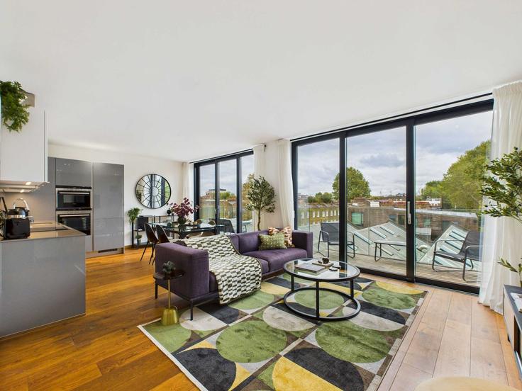 Building Bayham Street - belondon - 1335269 adresindeki bir dairede modern mobilyalarla zarif bir şekilde tasarlanmış oturma odası London Borough of Camden, London Building Bayham Street - belondon - 1335269 adresindeki bir dairede modern mobilyalarla zarif bir şekilde tasarlanmış oturma odası London Borough of Camden, London