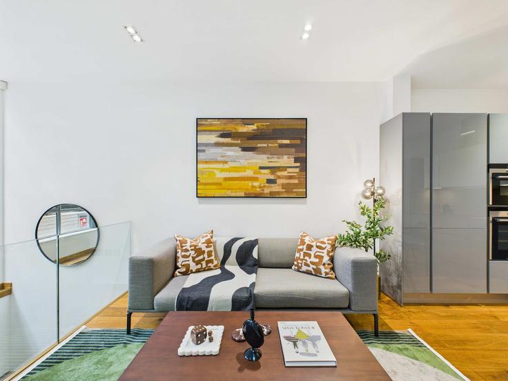 Building Bayham Street - belondon - 1344544 adresindeki bir dairede modern mobilyalarla zarif bir şekilde tasarlanmış oturma odası London Borough of Camden, London Building Bayham Street - belondon - 1344544 adresindeki bir dairede modern mobilyalarla zarif bir şekilde tasarlanmış oturma odası London Borough of Camden, London