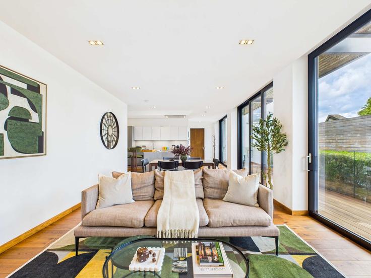 Elegant gestaltetes Wohnzimmer mit moderner Einrichtung in einer Wohnung im Building Bayham Street - belondon - 1344547 in London Borough of Camden, London