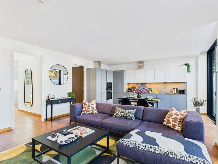 Elegante sala de estar con mobiliario moderno en un apartamento en Building Bayham Street - belondon - 1344546 en London Borough of Camden, London