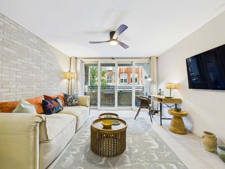 Building Wells Street - belondon - 1357111 adresindeki bir dairede modern mobilyalarla zarif bir şekilde tasarlanmış oturma odası City of Westminster, London Building Wells Street - belondon - 1357111 adresindeki bir dairede modern mobilyalarla zarif bir şekilde tasarlanmış oturma odası City of Westminster, London