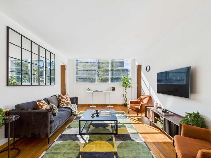 Elegante sala de estar con mobiliario moderno en un apartamento en Building Bayham Street - belondon - 1407007 en London Borough of Camden, London Elegante sala de estar con mobiliario moderno en un apartamento en Building Bayham Street - belondon - 1407007 en London Borough of Camden, London