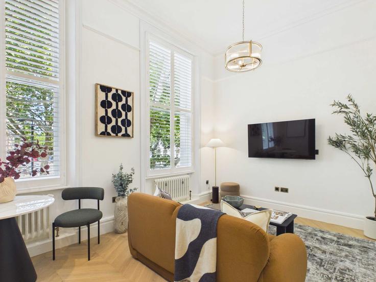 Elegante sala de estar con mobiliario moderno en un apartamento en Building Holland Park Gardens - belondon - 1577487 en Royal Borough of Kensington and Chelsea, London