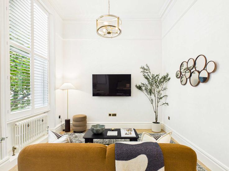 Salle de séjour élégante avec mobilier moderne dans un appartement à Building Holland Park Gardens - belondon - 1577487 à Royal Borough of Kensington and Chelsea, London