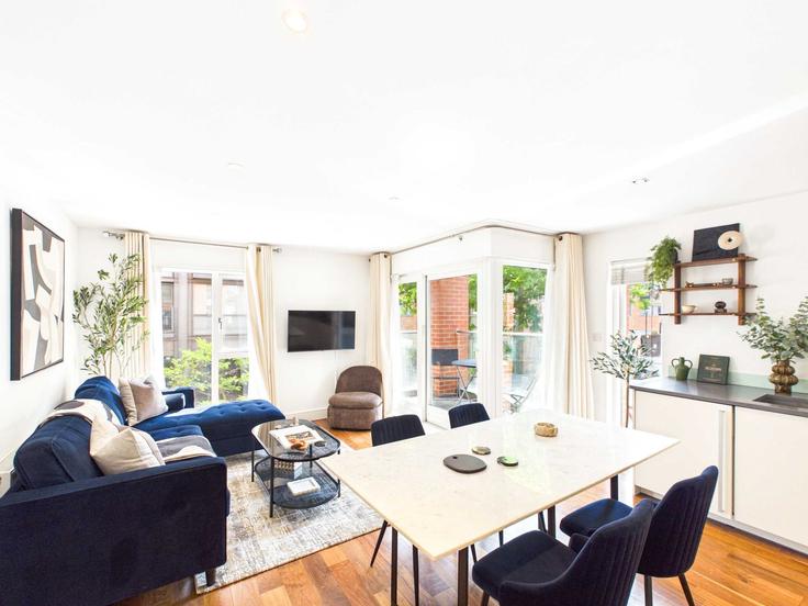 Sala de estar elegantemente projetada com móveis modernos em um apartamento no Building Medway Street - belondon - 1595223 em City of Westminster, London Sala de estar elegantemente projetada com móveis modernos em um apartamento no Building Medway Street - belondon - 1595223 em City of Westminster, London