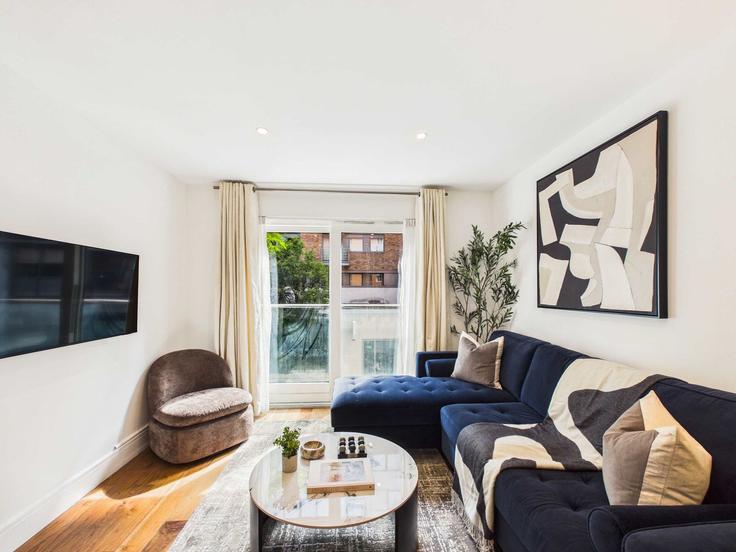 Sala de estar elegantemente projetada com móveis modernos em um apartamento no Building Medway Street - belondon - 1595227 em City of Westminster, London Sala de estar elegantemente projetada com móveis modernos em um apartamento no Building Medway Street - belondon - 1595227 em City of Westminster, London