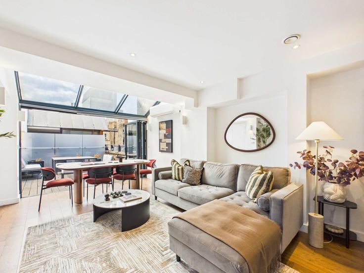 Elegante sala de estar con mobiliario moderno en un apartamento en Building Baker Street - belondon - 1699823 en City of Westminster, London