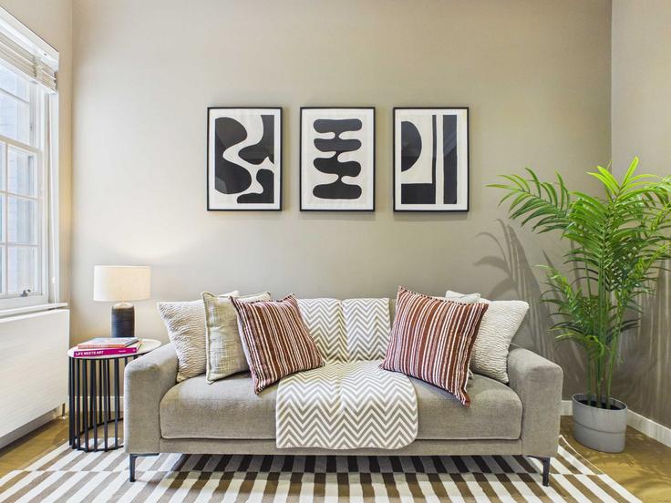 Elegant gestaltetes Wohnzimmer mit moderner Einrichtung in einer Wohnung im Building Queen Square - belondon - 1699825 in London Borough of Camden, London Elegant gestaltetes Wohnzimmer mit moderner Einrichtung in einer Wohnung im Building Queen Square - belondon - 1699825 in London Borough of Camden, London