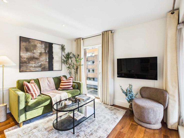 Sala de estar elegantemente projetada com móveis modernos em um apartamento no Building Medway Street - belondon - 1638017 em City of Westminster, London