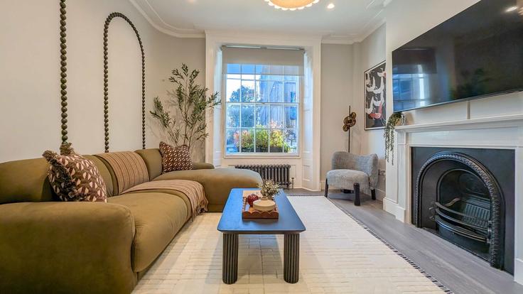 Sala de estar elegantemente projetada com móveis modernos em um apartamento no Building Ganton Street - belondon - 1699822 em City of Westminster, London