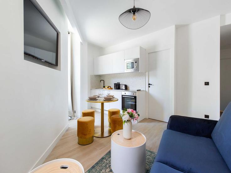 Elegant gestaltetes Wohnzimmer mit moderner Einrichtung in einer Wohnung im Building Rue Saint Charles - belvilla-ag-dancenter-as - 1446154 in 15th arrondissement, Paris Elegant gestaltetes Wohnzimmer mit moderner Einrichtung in einer Wohnung im Building Rue Saint Charles - belvilla-ag-dancenter-as - 1446154 in 15th arrondissement, Paris