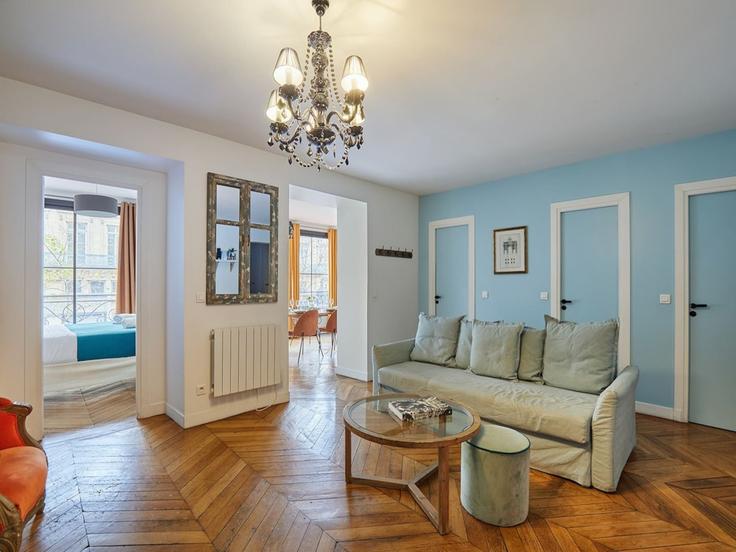 Sala de estar elegantemente projetada com móveis modernos em um apartamento no Building Boulevard de Strasbourg - belvilla-ag-dancenter-as - 1408412 em 10th arrondissement, Paris