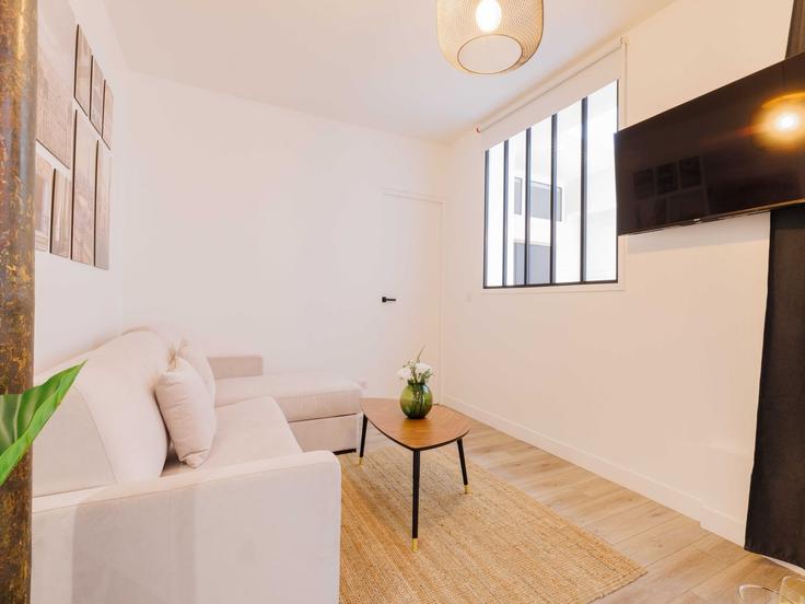 Building Rue Marguerite de Rochechouart - belvilla-ag-dancenter-as - 1446617 adresindeki bir dairede modern mobilyalarla zarif bir şekilde tasarlanmış oturma odası 9th arrondissement, Paris