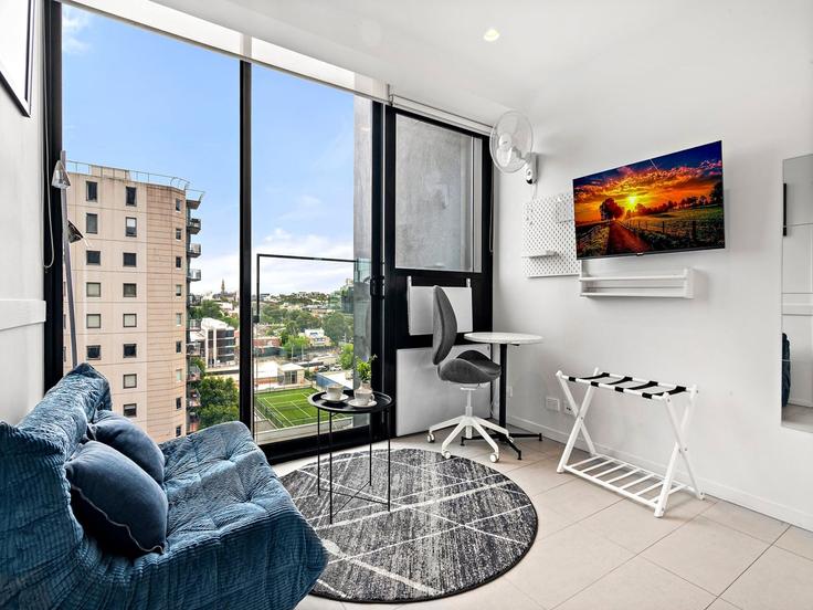 Elegant gestaltetes Wohnzimmer mit moderner Einrichtung in einer Wohnung im Building Park Street - belvilla-ag-dancenter-as - 1456998 in South Melbourne, Melbourne