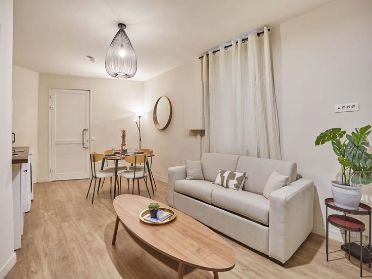 Sala de estar elegantemente projetada com móveis modernos em um apartamento no Building Avenue Jean Moulin - belvilla-ag-dancenter-as - 1455341 em 14th arrondissement, Paris