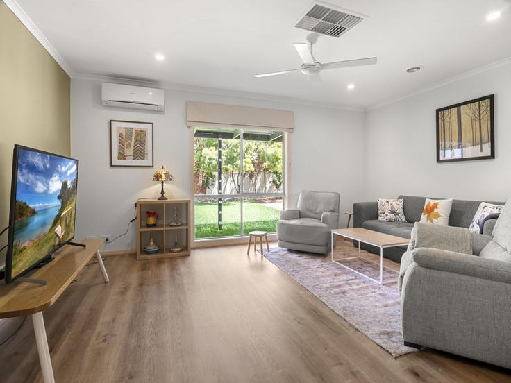 Elegante sala de estar con mobiliario moderno en un apartamento en Building River Run Drive - belvilla-ag-dancenter-as - 1456659 en Werribee, Melbourne