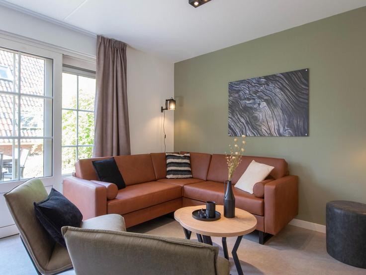 Elegante sala de estar con mobiliario moderno en un apartamento en Building Katjeskelder - belvilla-ag-dancenter-as - 1443429 en Oosterhout, Oosterhout Elegante sala de estar con mobiliario moderno en un apartamento en Building Katjeskelder - belvilla-ag-dancenter-as - 1443429 en Oosterhout, Oosterhout