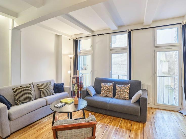Building Boulevard Saint-Germain - belvilla-ag-dancenter-as - 1454697 adresindeki bir dairede modern mobilyalarla zarif bir şekilde tasarlanmış oturma odası 6th arrondissement, Paris