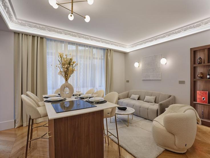 Sala de estar elegantemente projetada com móveis modernos em um apartamento no Building Rue La Boétie - belvilla-ag-dancenter-as - 1448216 em 8th arrondissement, Paris