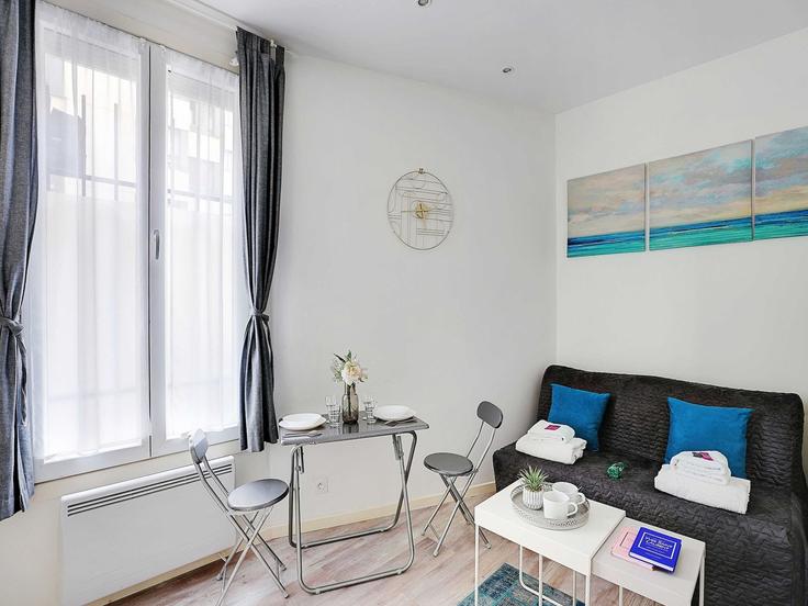Salle de séjour élégante avec mobilier moderne dans un appartement à Building Rue Lecourbe - belvilla-ag-dancenter-as - 1446671 à 15th arrondissement, Paris