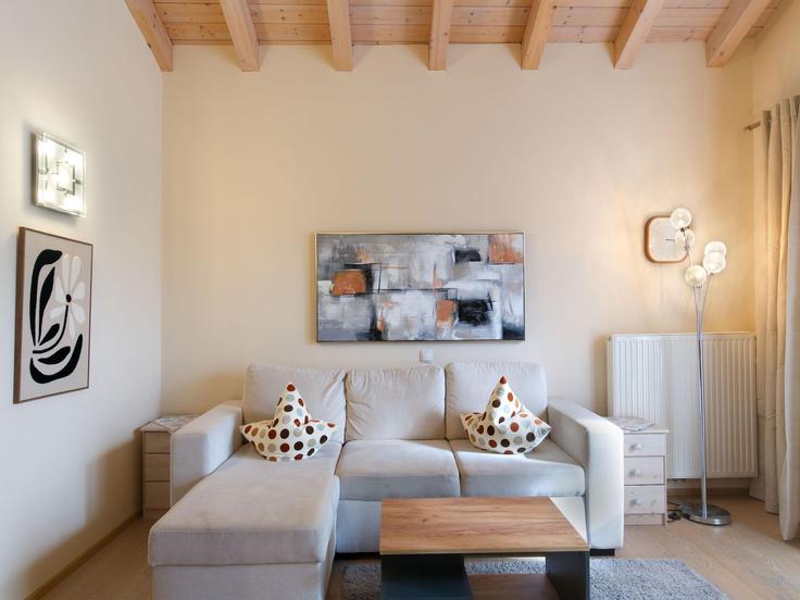 Elegant gestaltetes Wohnzimmer mit moderner Einrichtung in einer Wohnung im Building Hermannstalstraße - belvilla-ag-dancenter-as - 1561417 in Seefeld, Seefeld
