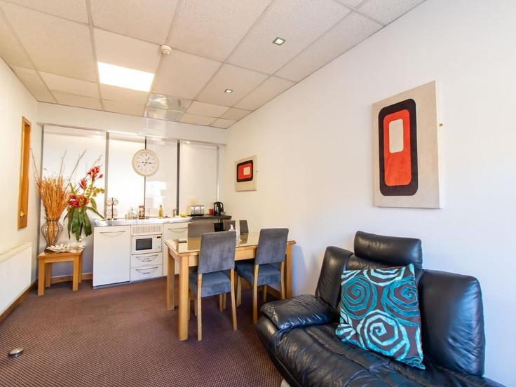 Elegant gestaltetes Wohnzimmer mit moderner Einrichtung in einer Wohnung im Building Westgate Road - belvilla-ag-dancenter-as - 1455385 in Newcastle upon Tyne District, Newcastle upon Tyne Elegant gestaltetes Wohnzimmer mit moderner Einrichtung in einer Wohnung im Building Westgate Road - belvilla-ag-dancenter-as - 1455385 in Newcastle upon Tyne District, Newcastle upon Tyne