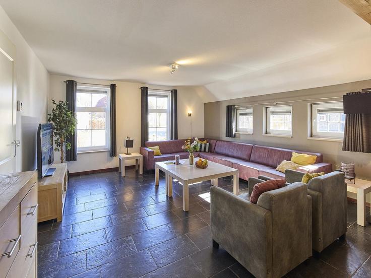 Elegante sala de estar con mobiliario moderno en un apartamento en Building Heldensedijk 5 - belvilla-ag-dancenter-as - 1566771 en Roggel, Roggel Elegante sala de estar con mobiliario moderno en un apartamento en Building Heldensedijk 5 - belvilla-ag-dancenter-as - 1566771 en Roggel, Roggel