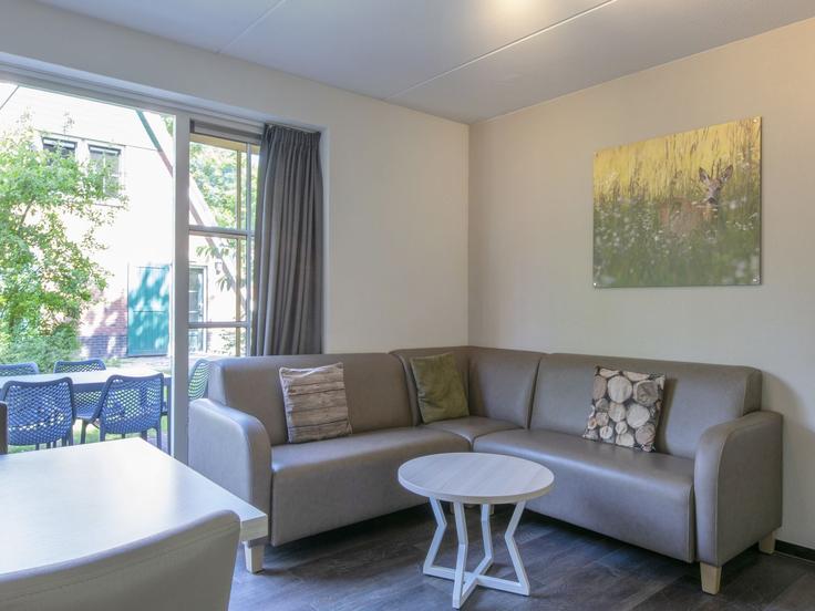 Elegante sala de estar con mobiliario moderno en un apartamento en Building Katjeskelder - belvilla-ag-dancenter-as - 1442429 en Oosterhout, Oosterhout Elegante sala de estar con mobiliario moderno en un apartamento en Building Katjeskelder - belvilla-ag-dancenter-as - 1442429 en Oosterhout, Oosterhout