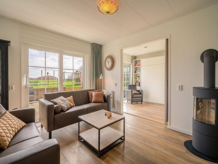 Elegant gestaltetes Wohnzimmer mit moderner Einrichtung in einer Wohnung im Building Maaikeduinweg - belvilla-ag-dancenter-as - 1569153 in De Koog, De Koog Elegant gestaltetes Wohnzimmer mit moderner Einrichtung in einer Wohnung im Building Maaikeduinweg - belvilla-ag-dancenter-as - 1569153 in De Koog, De Koog