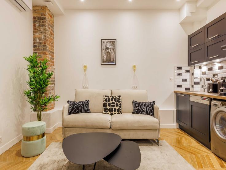 Salle de séjour élégante avec mobilier moderne dans un appartement à Building Cour de la Ferme Saint-Lazare - belvilla-ag-dancenter-as - 1446619 à 10th arrondissement, Paris
