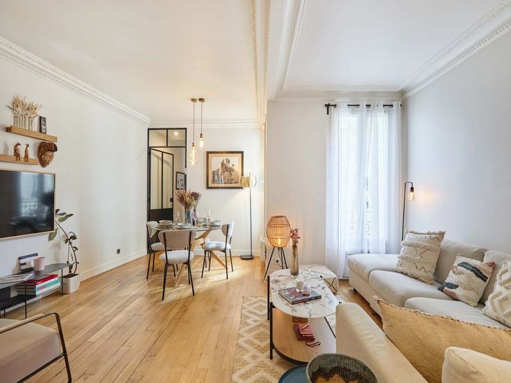 Salle de séjour élégante avec mobilier moderne dans un appartement à Building Rue de la Comète - belvilla-ag-dancenter-as - 1452929 à 7th arrondissement, Paris Salle de séjour élégante avec mobilier moderne dans un appartement à Building Rue de la Comète - belvilla-ag-dancenter-as - 1452929 à 7th arrondissement, Paris