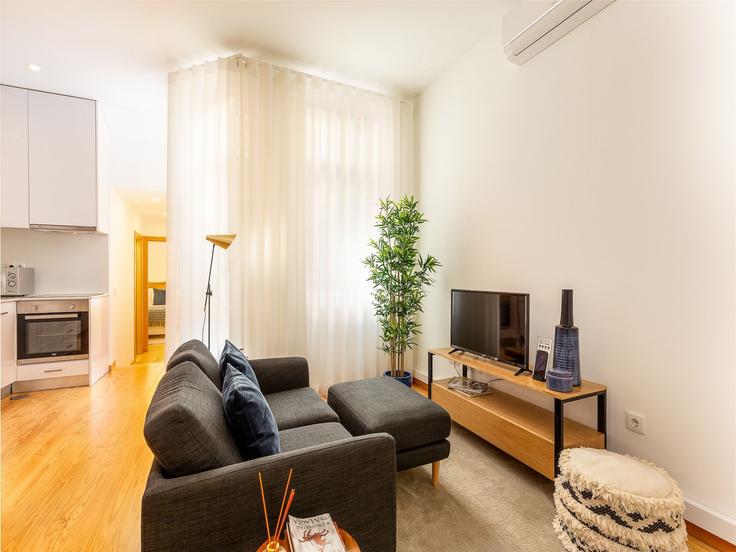 Building Rua de Santa Catarina - belvilla-ag-dancenter-as - 1454397 adresindeki bir dairede modern mobilyalarla zarif bir şekilde tasarlanmış oturma odası União das freguesias de Cedofeita, Santo Ildefonso, Sé, Miragaia, São Nicolau e Vitória, Porto