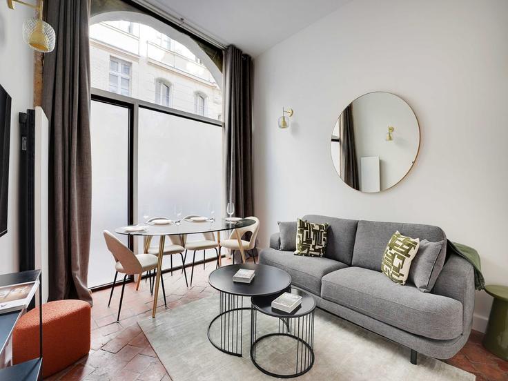 5th arrondissement, Paris에 위치한 Building Rue des Bernardins - belvilla-ag-dancenter-as - 1446561 유닛의 세련된 인테리어가 돋보이는 거실 5th arrondissement, Paris에 위치한 Building Rue des Bernardins - belvilla-ag-dancenter-as - 1446561 유닛의 세련된 인테리어가 돋보이는 거실