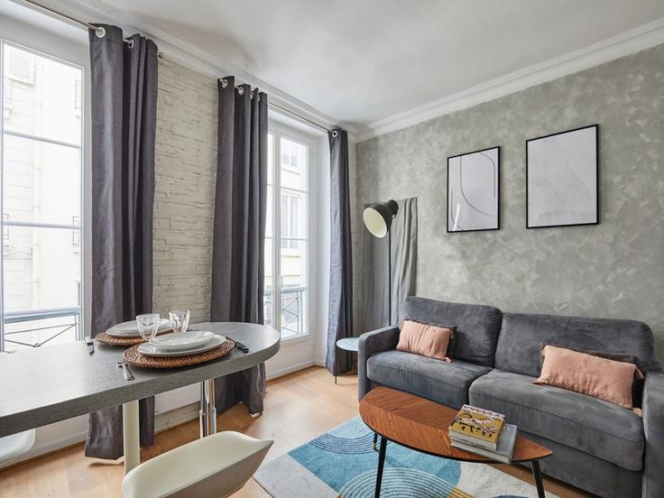 Elegant gestaltetes Wohnzimmer mit moderner Einrichtung in einer Wohnung im Building Rue d'Aboukir - belvilla-ag-dancenter-as - 1448210 in 2nd arrondissement, Paris