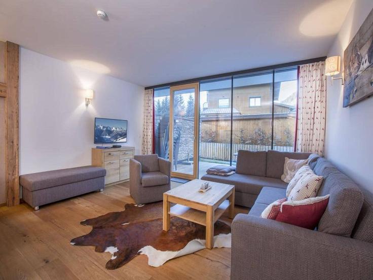 Elegante sala de estar con mobiliario moderno en un apartamento en Building Künstlergasse - belvilla-ag-dancenter-as - 1561439 en Neukirchen am Großvenediger, Neukirchen am Großvenediger