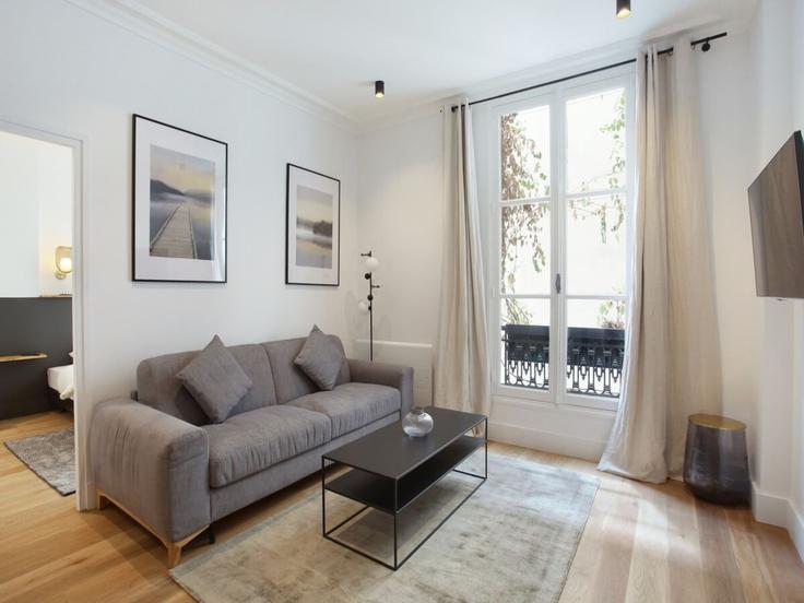 Elegant gestaltetes Wohnzimmer mit moderner Einrichtung in einer Wohnung im Building Rue de la Banque - belvilla-ag-dancenter-as - 1448310 in 2nd arrondissement, Paris
