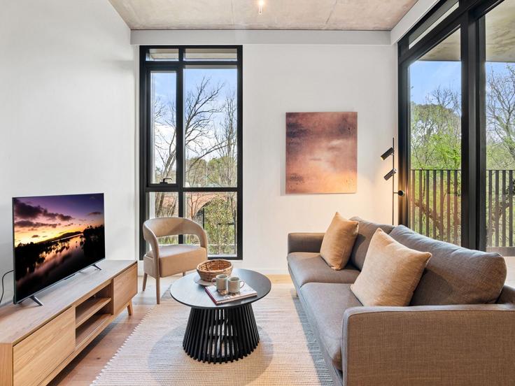 Sala de estar elegantemente projetada com móveis modernos em um apartamento no Building High Street Close - belvilla-ag-dancenter-as - 1456957 em Northcote, Melbourne