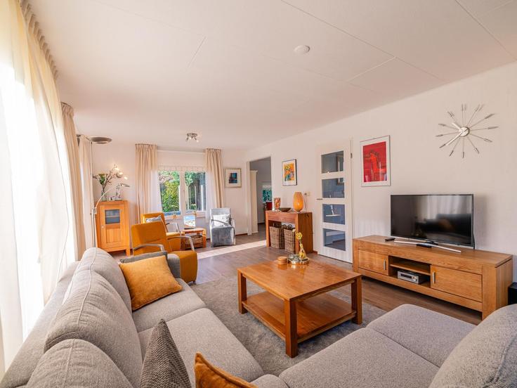 Elegant gestaltetes Wohnzimmer mit moderner Einrichtung in einer Wohnung im Building Kamperfoelieweg - belvilla-ag-dancenter-as - 1411976 in De Koog, De Koog
