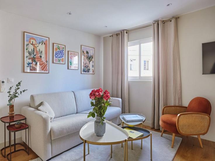 Sala de estar elegantemente projetada com móveis modernos em um apartamento no Building Passage du Caire - belvilla-ag-dancenter-as - 1448209 em 2nd arrondissement, Paris Sala de estar elegantemente projetada com móveis modernos em um apartamento no Building Passage du Caire - belvilla-ag-dancenter-as - 1448209 em 2nd arrondissement, Paris