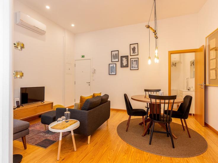 Building Rua de Santa Catarina - belvilla-ag-dancenter-as - 1427722 adresindeki bir dairede modern mobilyalarla zarif bir şekilde tasarlanmış oturma odası União das freguesias de Cedofeita, Santo Ildefonso, Sé, Miragaia, São Nicolau e Vitória, Porto Building Rua de Santa Catarina - belvilla-ag-dancenter-as - 1427722 adresindeki bir dairede modern mobilyalarla zarif bir şekilde tasarlanmış oturma odası União das freguesias de Cedofeita, Santo Ildefonso, Sé, Miragaia, São Nicolau e Vitória, Porto